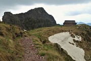 75 Bivacco Tre Pizzi  (2050 m) appollaiato a precipizio sulla Val Fondra con a sx la Mencucca (2120 m)